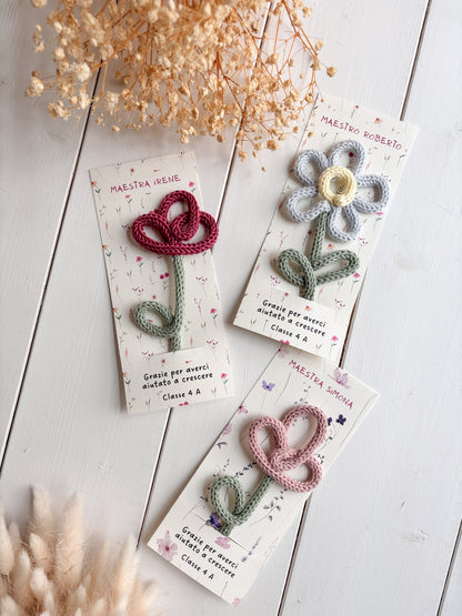 Segnalibro con fiore / cuore in tricotin e cartoncino illustrato