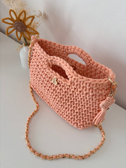Borsa Coco Bag color peach fuzz con tracolla e portachiavi a cuore
