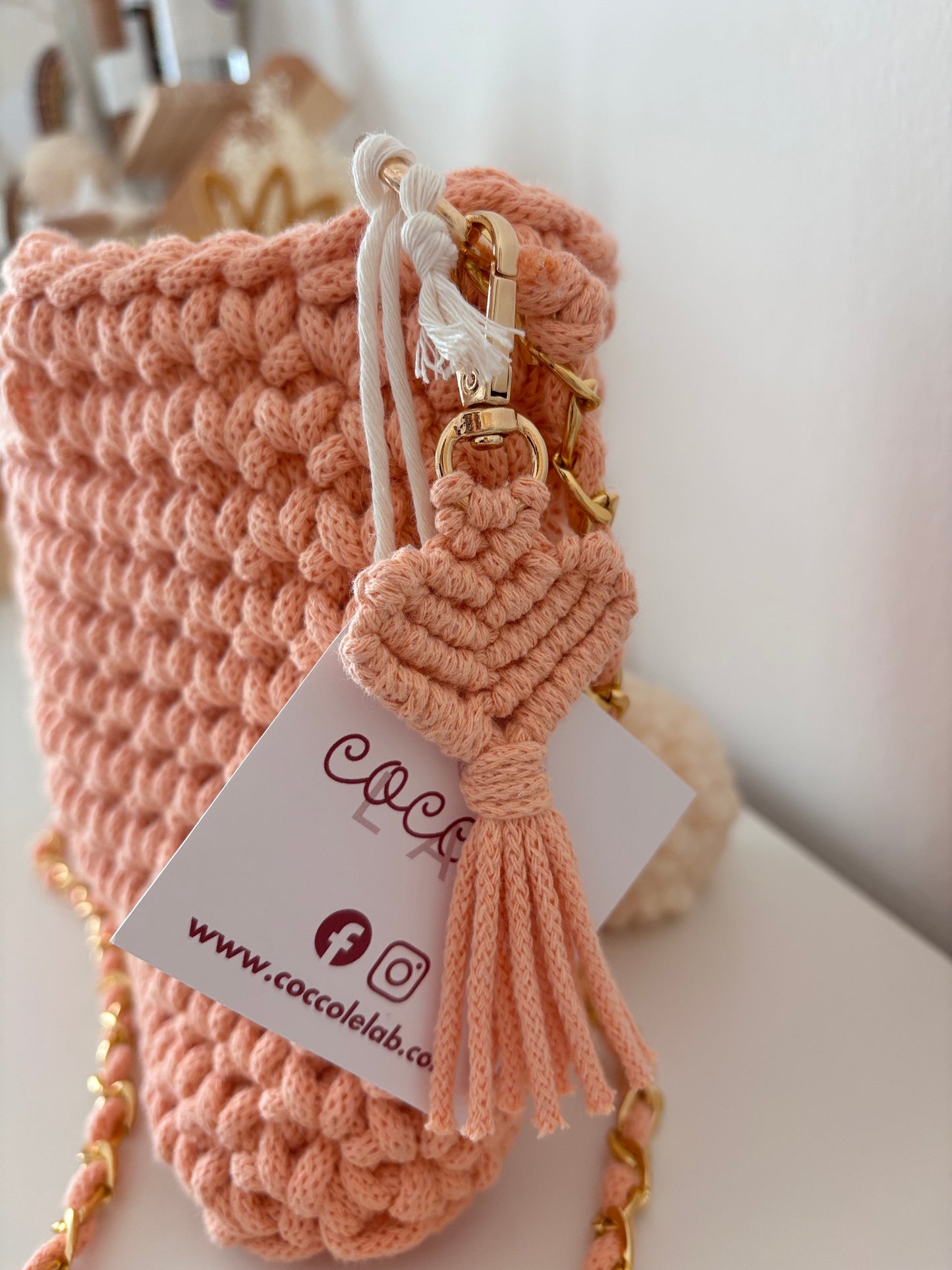 Borsa Coco Bag color peach fuzz con tracolla e portachiavi a cuore