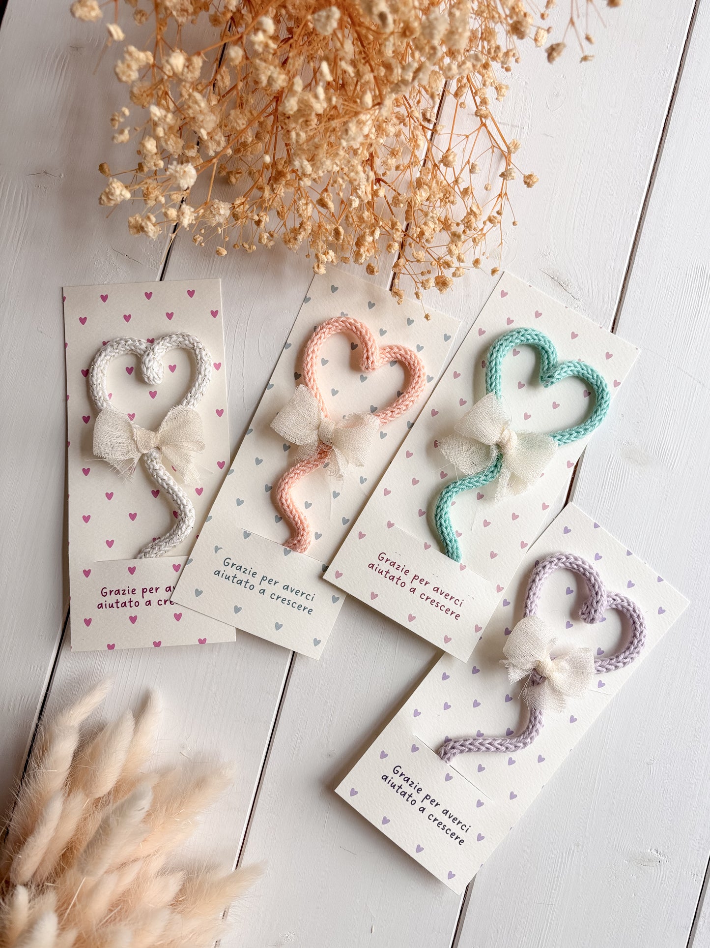 Segnalibro con fiore / cuore in tricotin e cartoncino illustrato