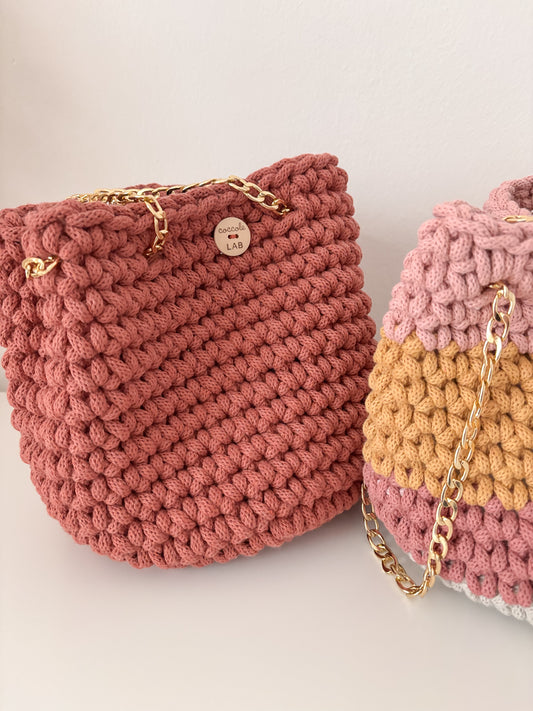 Borsa Secchiello con catena color terracotta