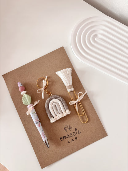 Kit regalo con portachiavi, segnalibro e penna personalizzati