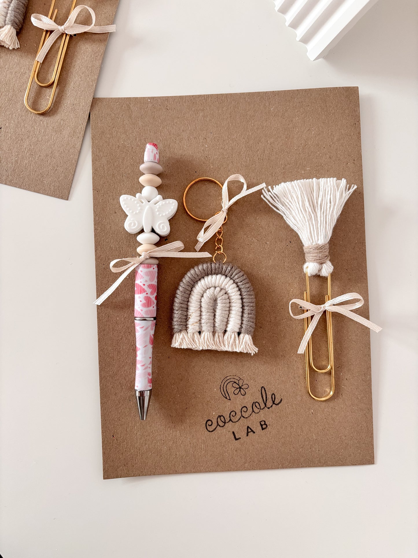 Kit regalo con portachiavi, segnalibro e penna personalizzati