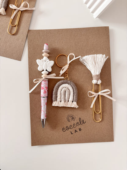 Kit regalo con portachiavi, segnalibro e penna personalizzati