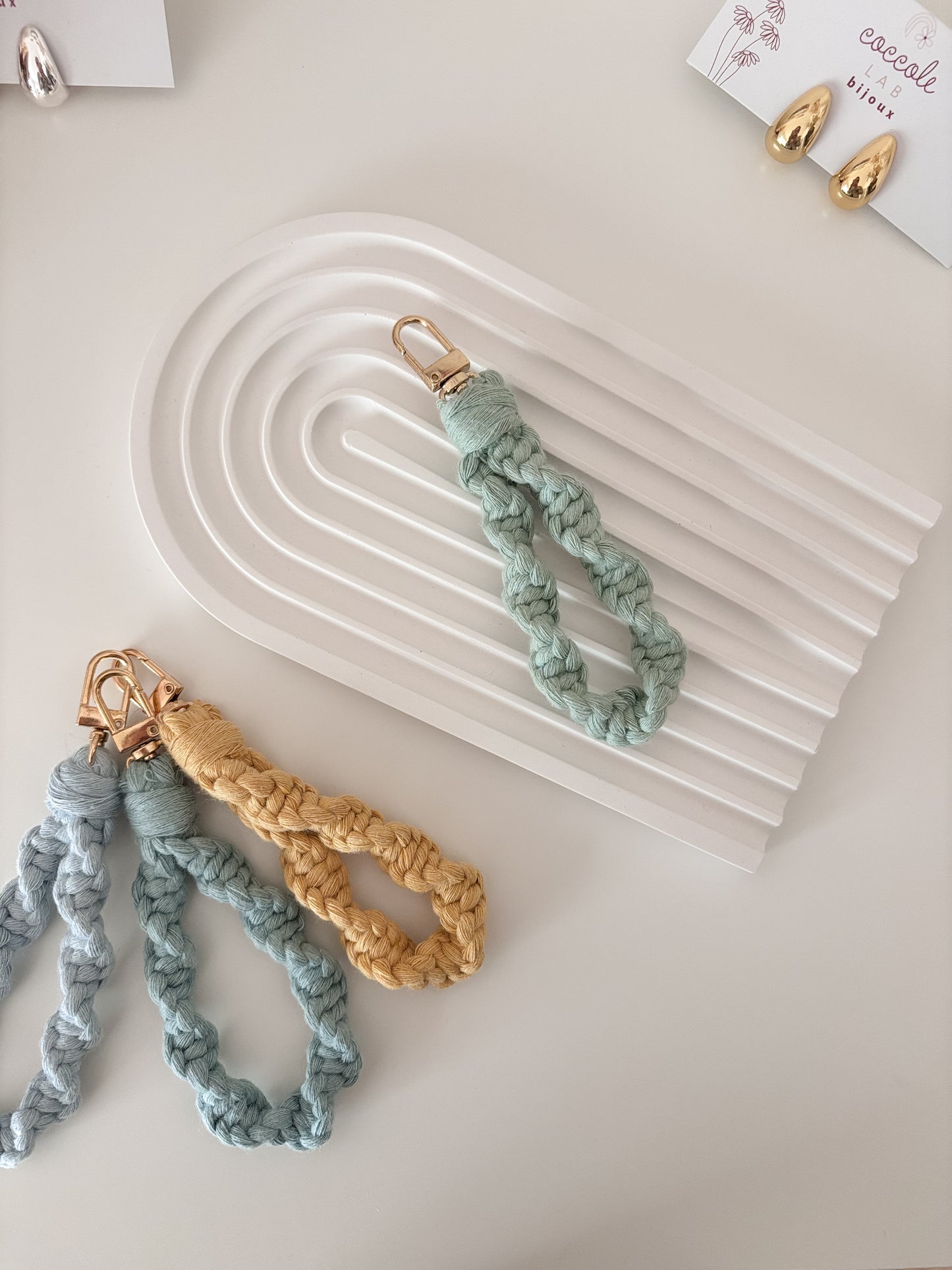 Vassoio decorativo arcobaleno in gesso ceramica