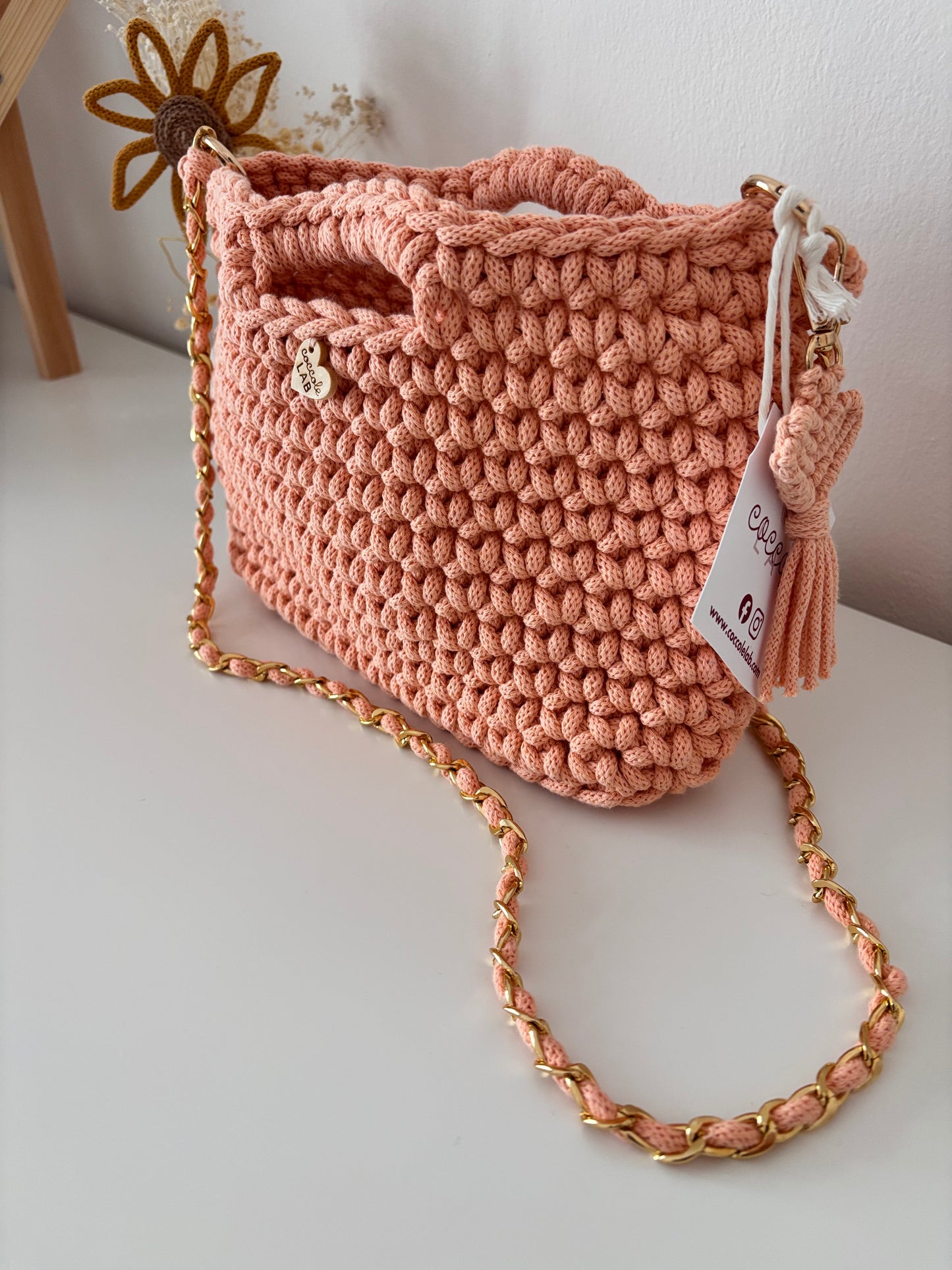 Borsa Coco Bag color peach fuzz con tracolla e portachiavi a cuore
