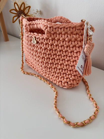 Borsa Coco Bag color peach fuzz con tracolla e portachiavi a cuore
