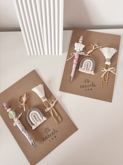 Kit regalo con portachiavi, segnalibro e penna personalizzati