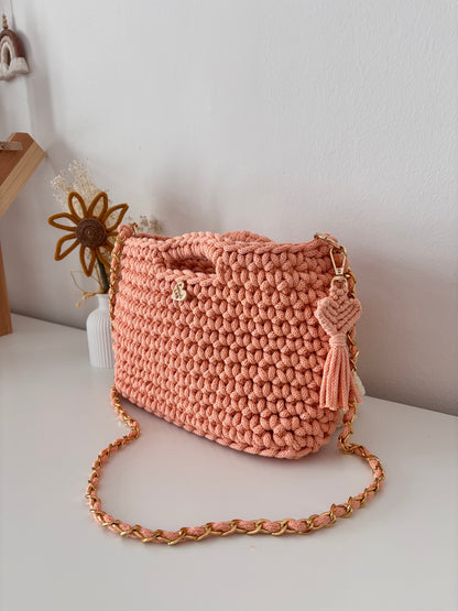 Borsa Coco Bag color peach fuzz con tracolla e portachiavi a cuore
