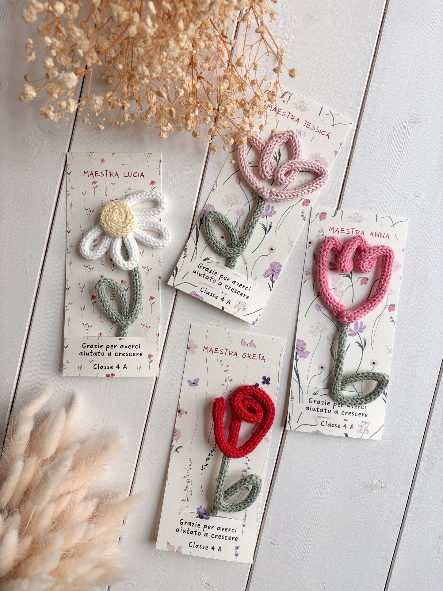 Segnalibro con fiore / cuore in tricotin e cartoncino illustrato