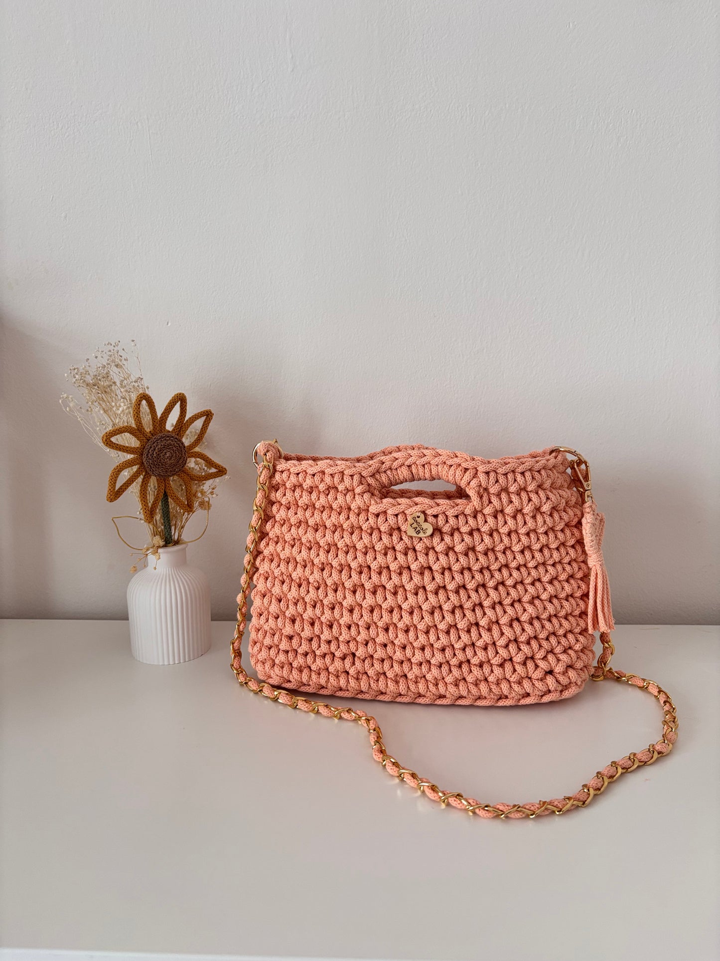 Borsa Coco Bag color peach fuzz con tracolla e portachiavi a cuore