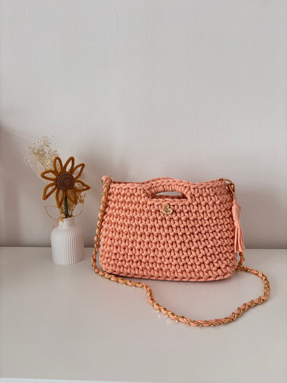 Borsa Coco Bag color peach fuzz con tracolla e portachiavi a cuore